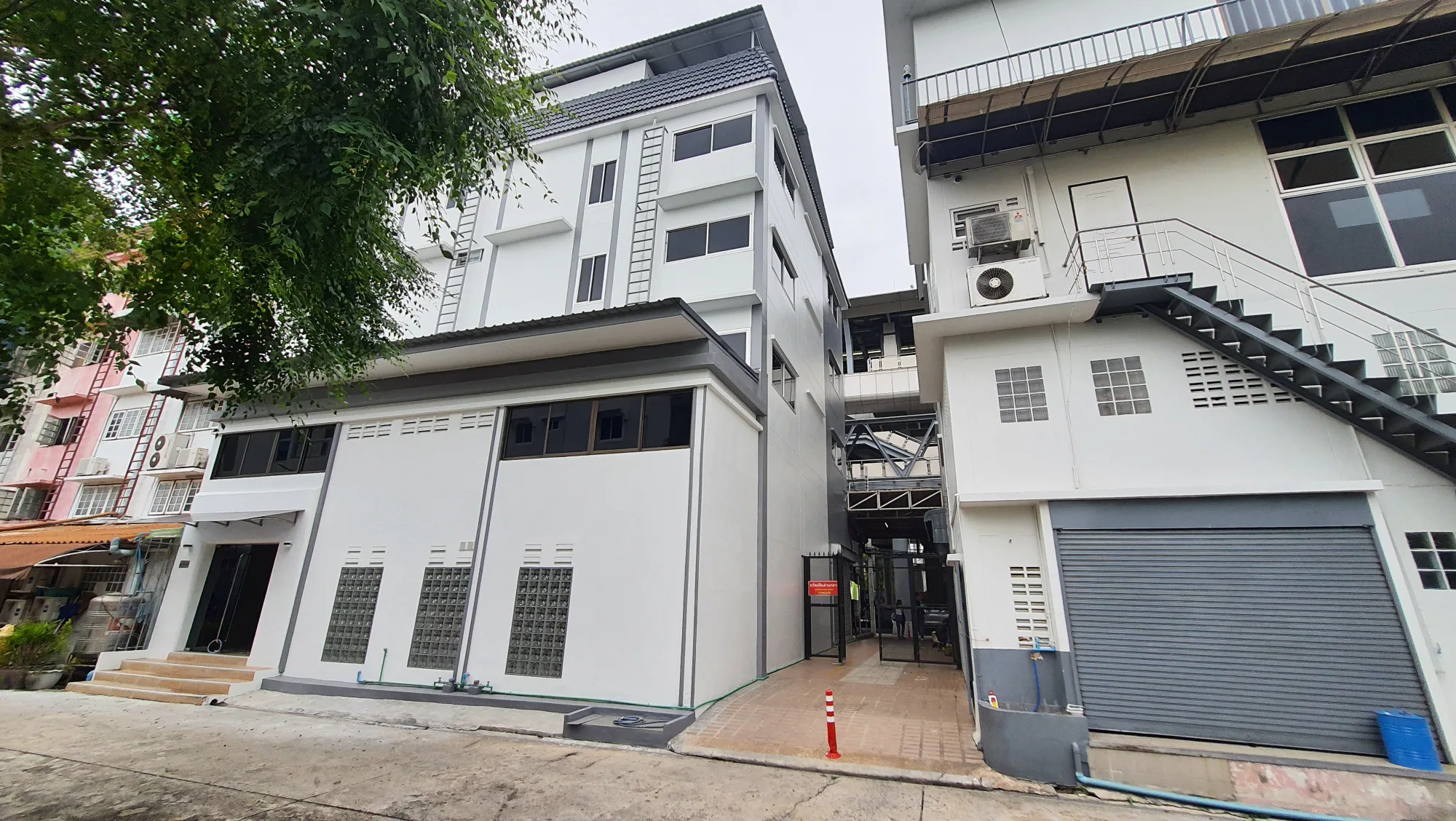 ขายอาคารพาณิชย์ 4 ชั้น 3 คูหา ตีทะลุ หน้าหมู่บ้านราชตฤณมัย  เนื้อที่ 66 ตร.ว. ติดBTS สถานีพหลโยธิน 59 2