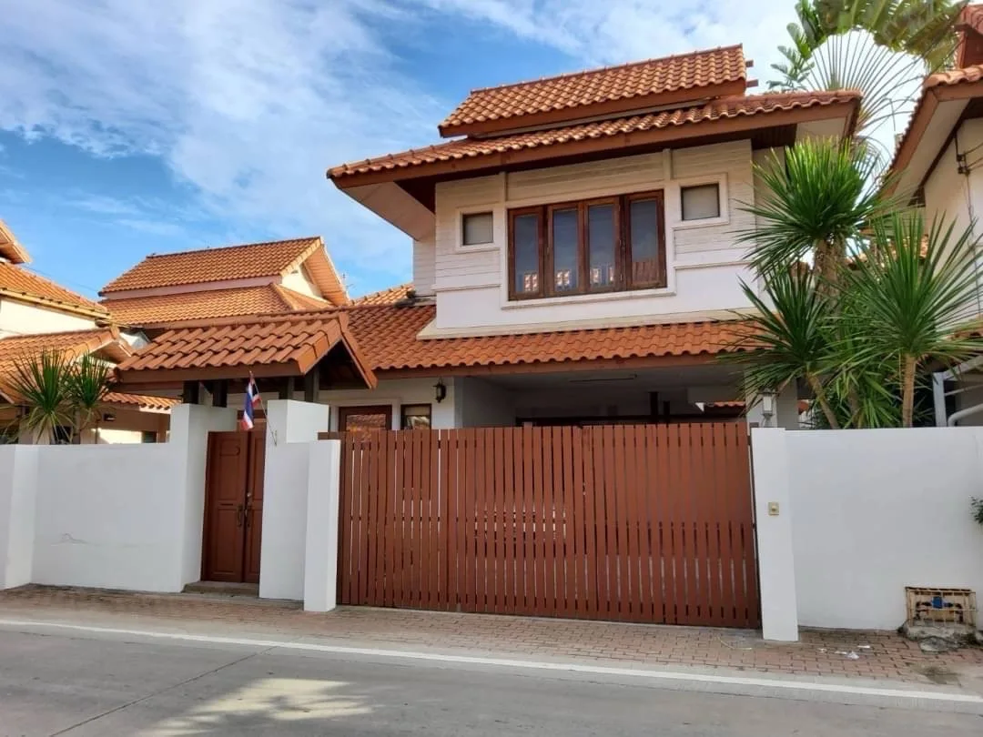 2-story detached house for rent at a great price, featuring a Thai-Tropical fusion style 1